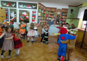 Jesienny taniec dzieci w parach.